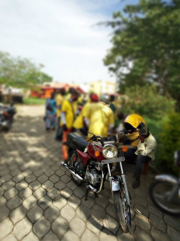Les zémidjans ou zem, les moto-taxis de Cotonou au Bénin - visiter-le-benin.com ©