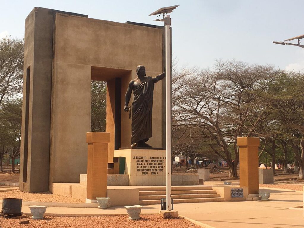 La place de Goho qui abrite la statue du Roi Béhanzin © Visiter le Bénin