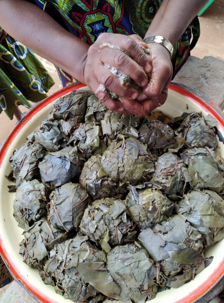 Boules de feuilles precuites de prunier noir base sauce fonman © Visiter le Bénin