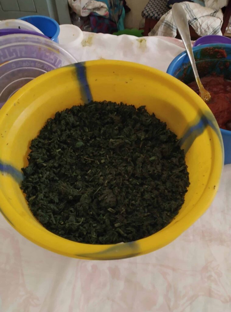 Préparation du Fontètè, feuilles d'amarantes lavées et coupées © Visiter le Bénin